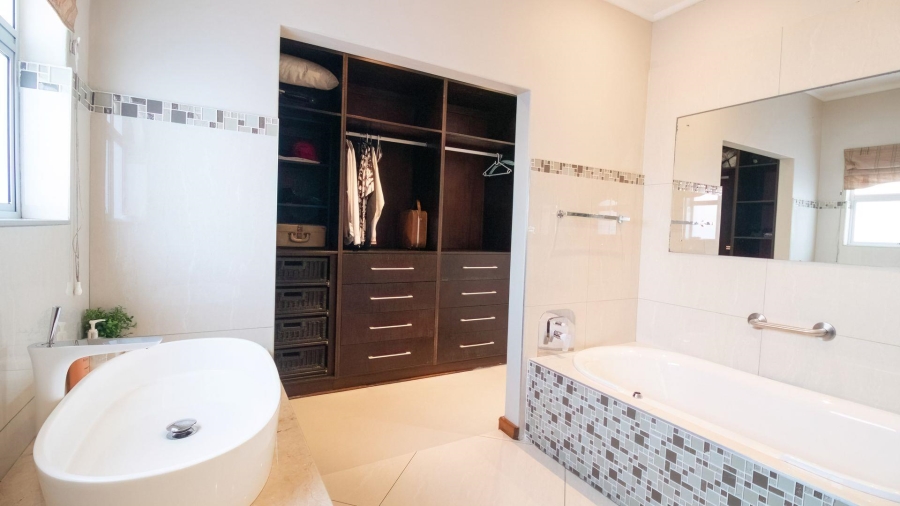 5 Bedroom Property for Sale in Gonubie Eastern Cape